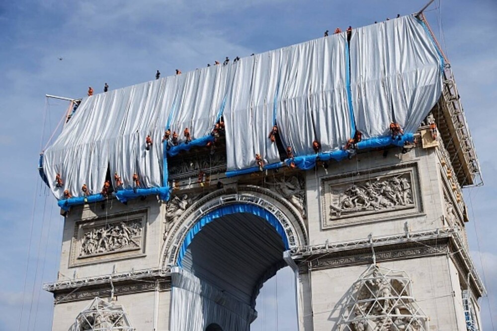 GALERIE FORO. Arcul de Triumf din Paris, învelit cu un material reciclabil. Lucrarea a costat 14 milioane de euro - Imaginea 14