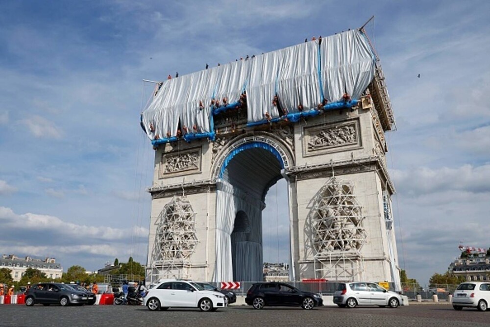 GALERIE FORO. Arcul de Triumf din Paris, învelit cu un material reciclabil. Lucrarea a costat 14 milioane de euro - Imaginea 15