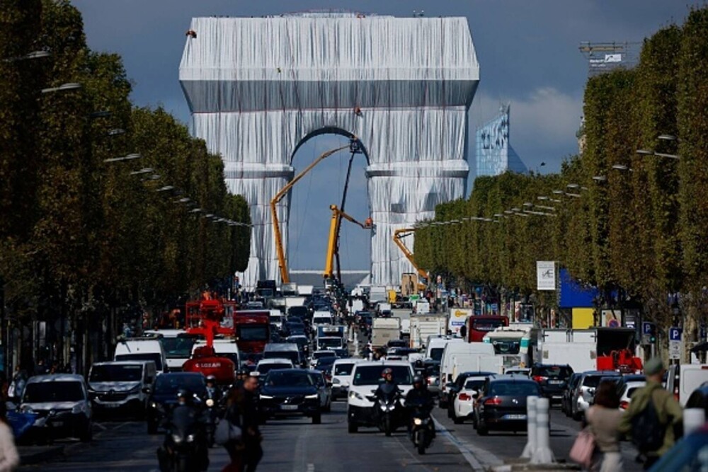 GALERIE FORO. Arcul de Triumf din Paris, învelit cu un material reciclabil. Lucrarea a costat 14 milioane de euro - Imaginea 16