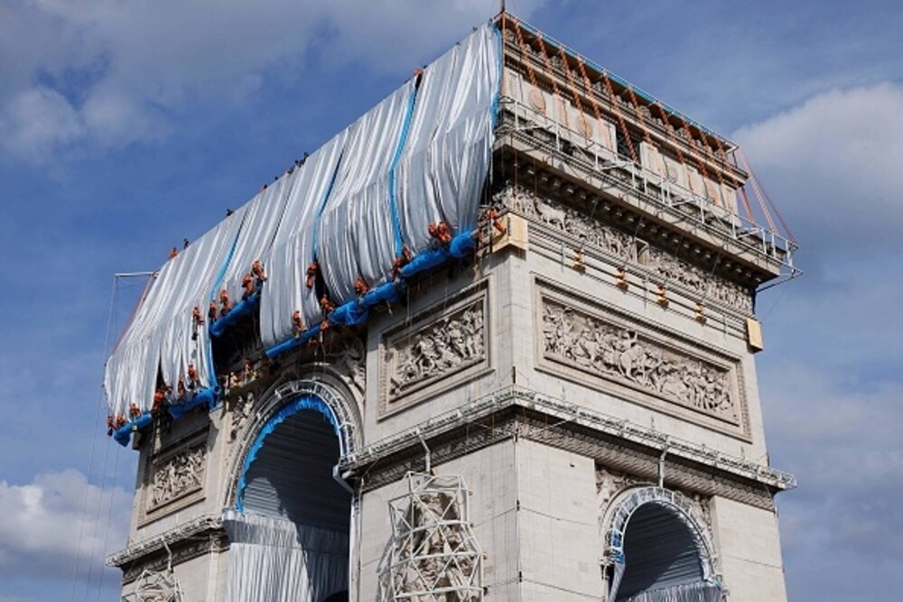 GALERIE FORO. Arcul de Triumf din Paris, învelit cu un material reciclabil. Lucrarea a costat 14 milioane de euro - Imaginea 18