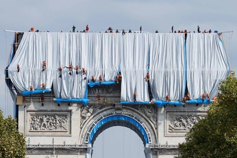 GALERIE FORO. Arcul de Triumf din Paris, învelit cu un material reciclabil. Lucrarea a costat 14 milioane de euro - Imaginea 19