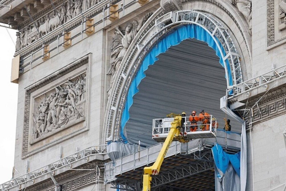 GALERIE FORO. Arcul de Triumf din Paris, învelit cu un material reciclabil. Lucrarea a costat 14 milioane de euro - Imaginea 20