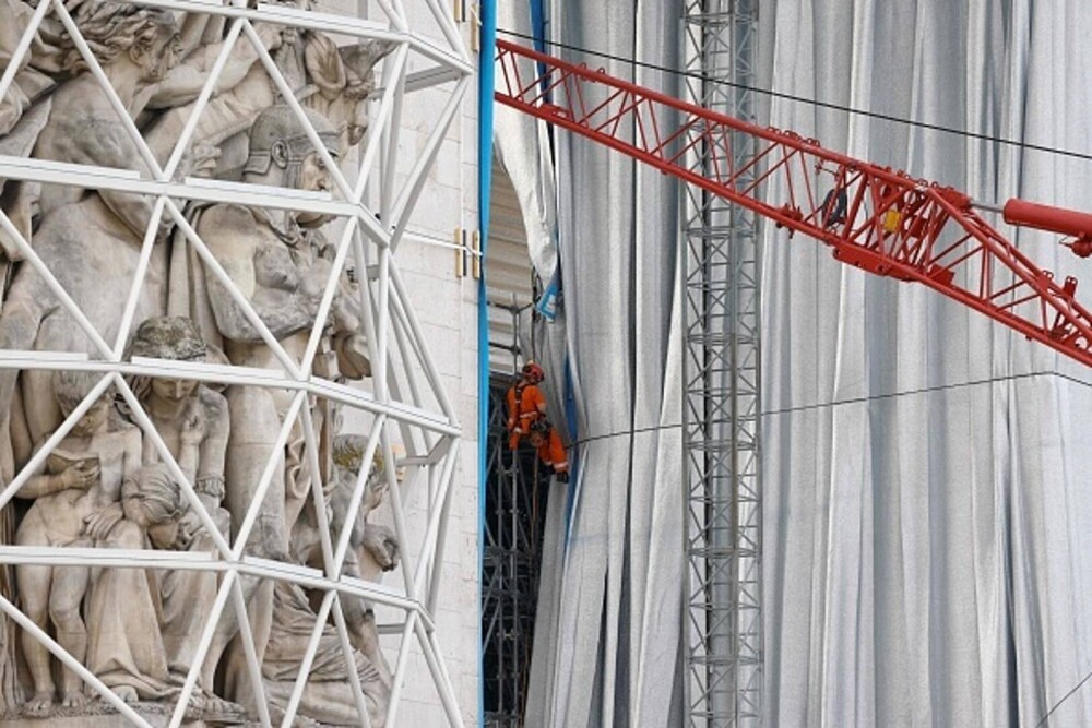 GALERIE FORO. Arcul de Triumf din Paris, învelit cu un material reciclabil. Lucrarea a costat 14 milioane de euro - Imaginea 21