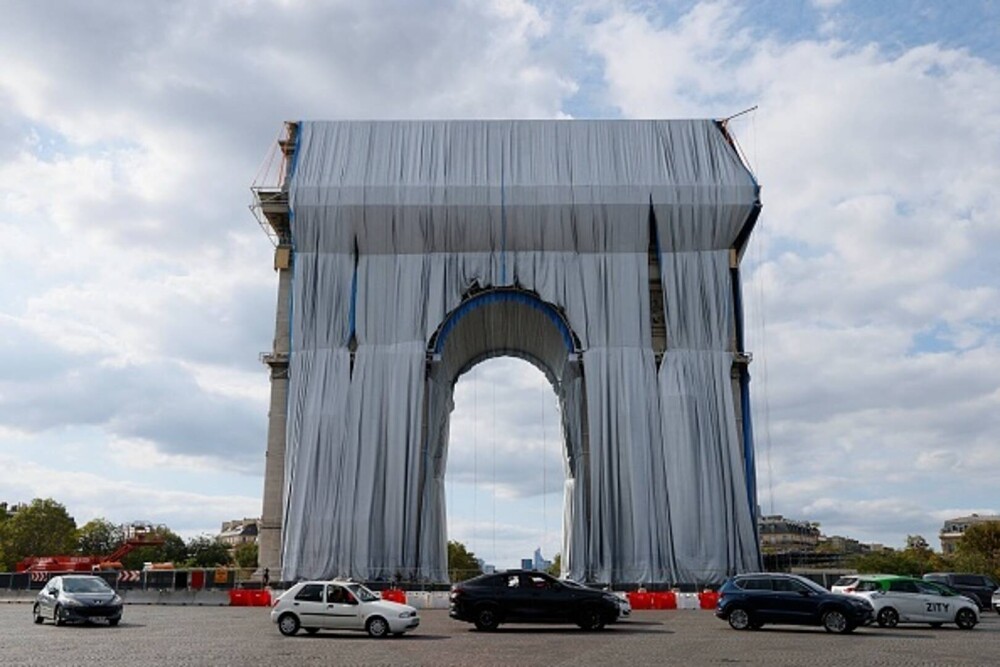 GALERIE FORO. Arcul de Triumf din Paris, învelit cu un material reciclabil. Lucrarea a costat 14 milioane de euro - Imaginea 24