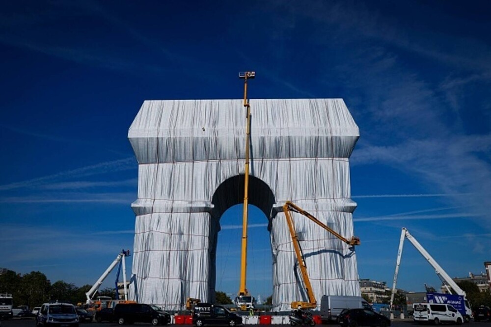 GALERIE FORO. Arcul de Triumf din Paris, învelit cu un material reciclabil. Lucrarea a costat 14 milioane de euro - Imaginea 26