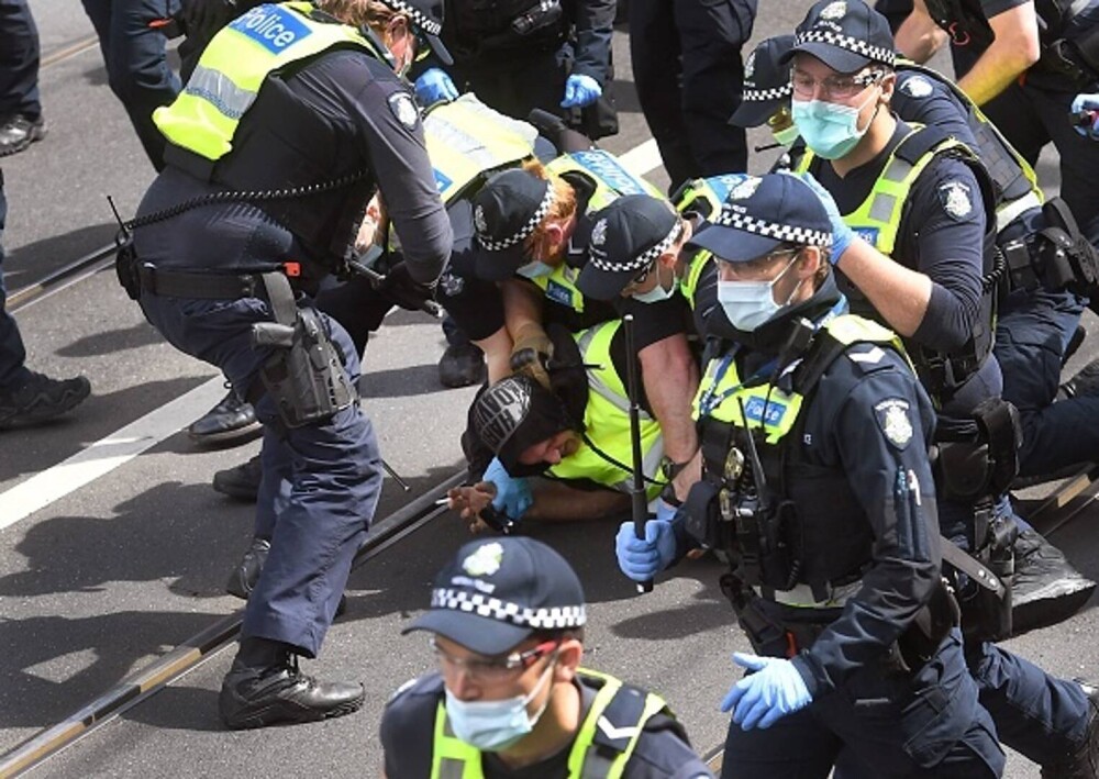 Arestări la Sydney şi Melbourne, după manifestaţii împotriva restricţiilor. Cinci polițiști au fost călcați în picioare - Imaginea 11