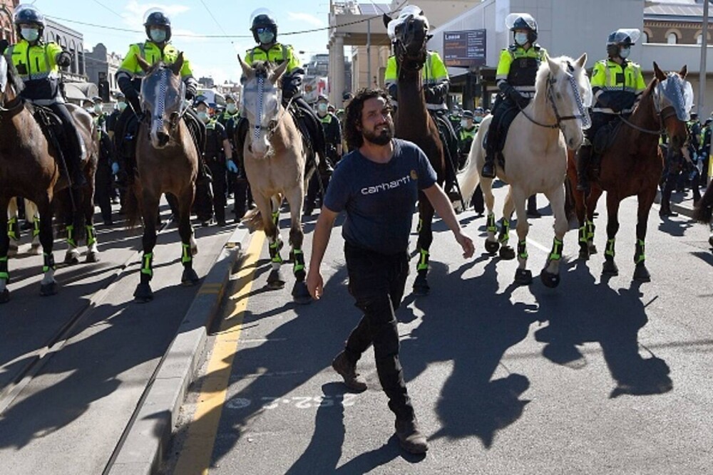 Arestări la Sydney şi Melbourne, după manifestaţii împotriva restricţiilor. Cinci polițiști au fost călcați în picioare - Imaginea 10