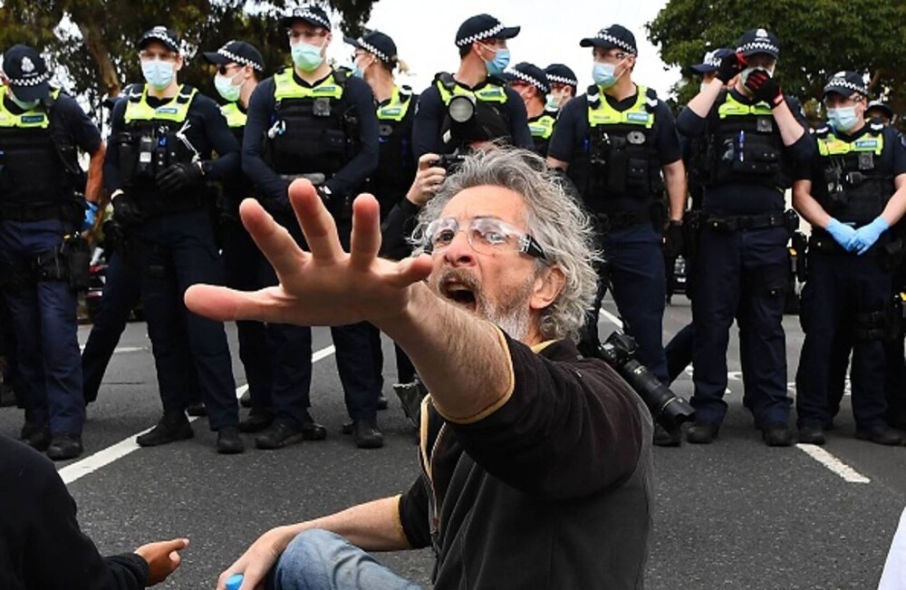 Arestări la Sydney şi Melbourne, după manifestaţii împotriva restricţiilor. Cinci polițiști au fost călcați în picioare - Imaginea 9
