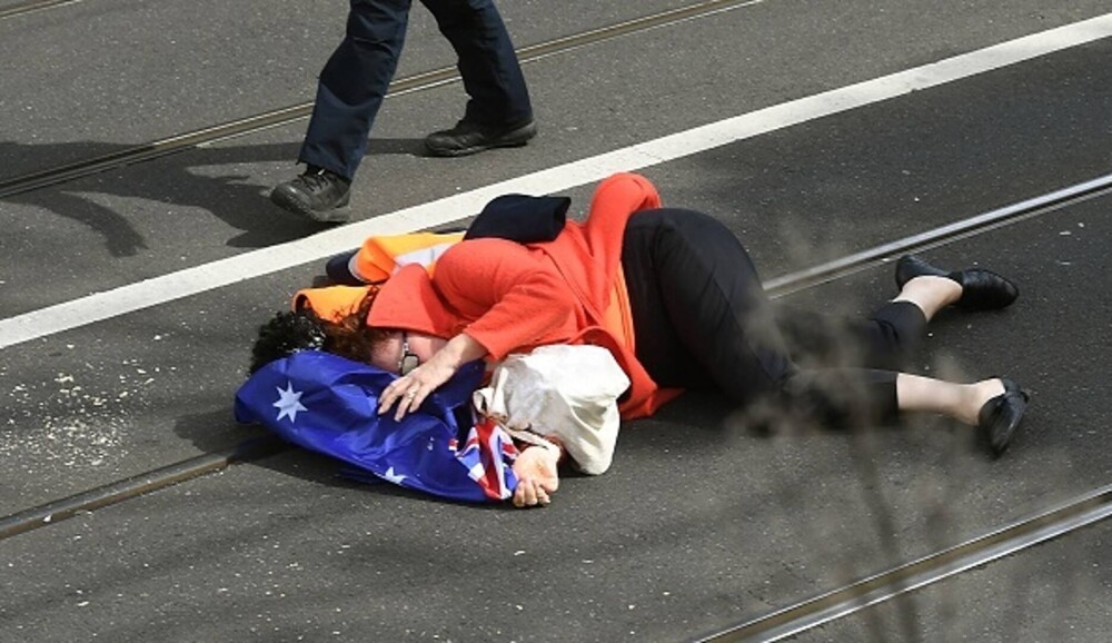Arestări la Sydney şi Melbourne, după manifestaţii împotriva restricţiilor. Cinci polițiști au fost călcați în picioare - Imaginea 4