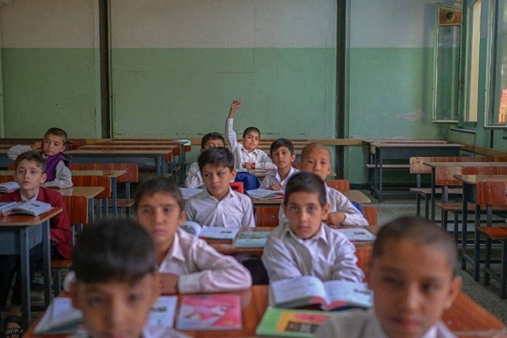 Colegiile şi liceele s-au redeschis în Afganistan, însă numai pentru băieţi. GALERIE FOTO - Imaginea 1