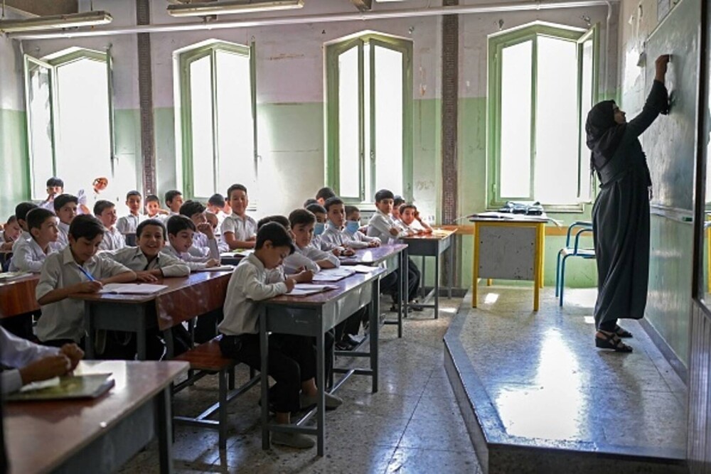 Colegiile şi liceele s-au redeschis în Afganistan, însă numai pentru băieţi. GALERIE FOTO - Imaginea 4