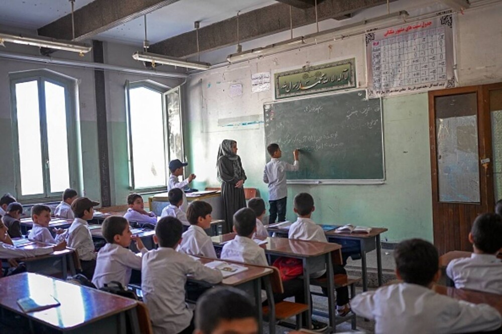 Colegiile şi liceele s-au redeschis în Afganistan, însă numai pentru băieţi. GALERIE FOTO - Imaginea 5