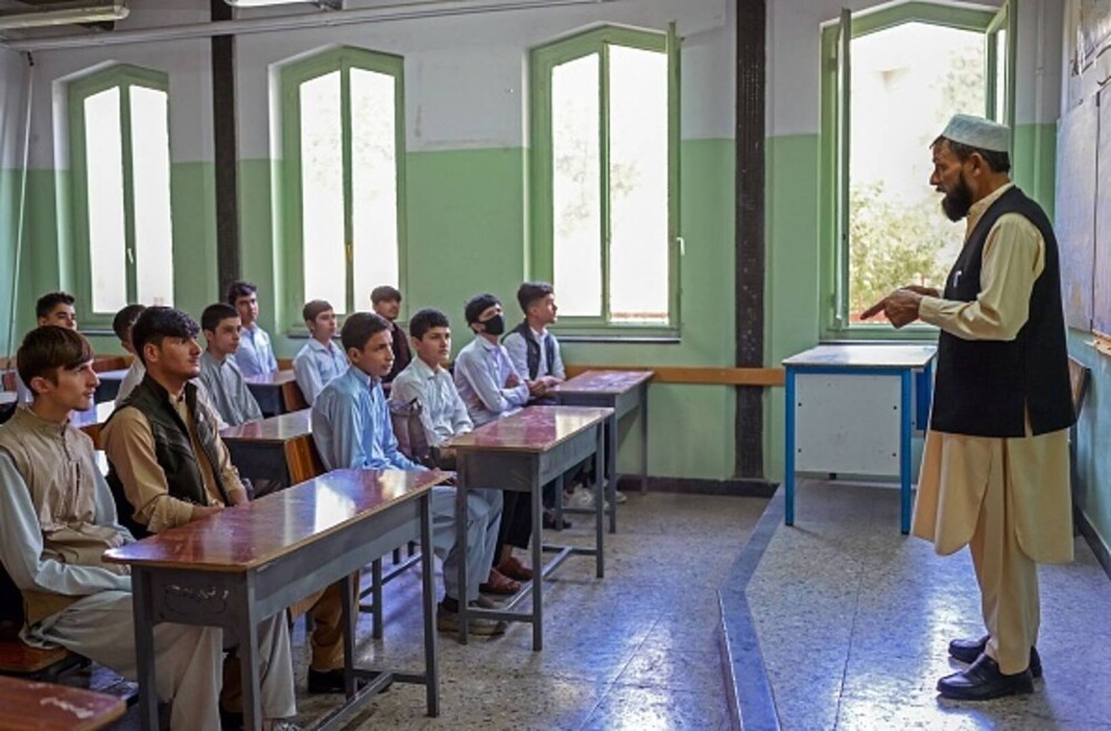 Colegiile şi liceele s-au redeschis în Afganistan, însă numai pentru băieţi. GALERIE FOTO - Imaginea 7