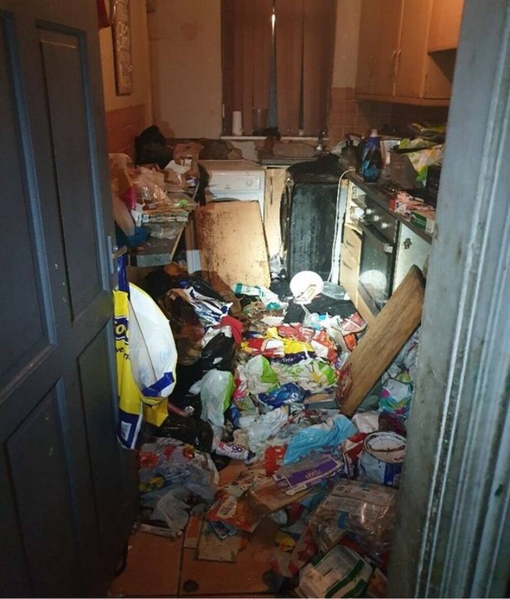 Șase copii din Marea Britanie au trăit într-o adevărată ”casă a groazei”, în mizerie și gunoaie - Imaginea 2