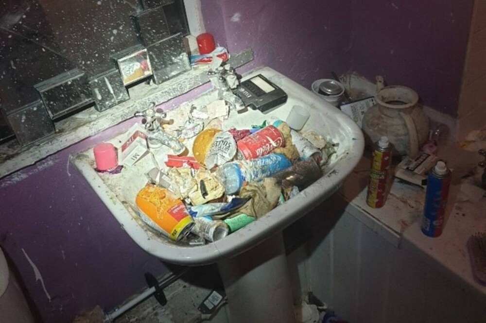 Șase copii din Marea Britanie au trăit într-o adevărată ”casă a groazei”, în mizerie și gunoaie - Imaginea 3