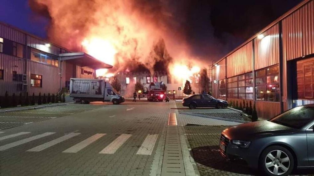 Incendiu violent la o hală din Cluj Napoca. Oamenii sunt rugați să stea în case și să închidă geamurile. GALERIE FOTO - Imaginea 3