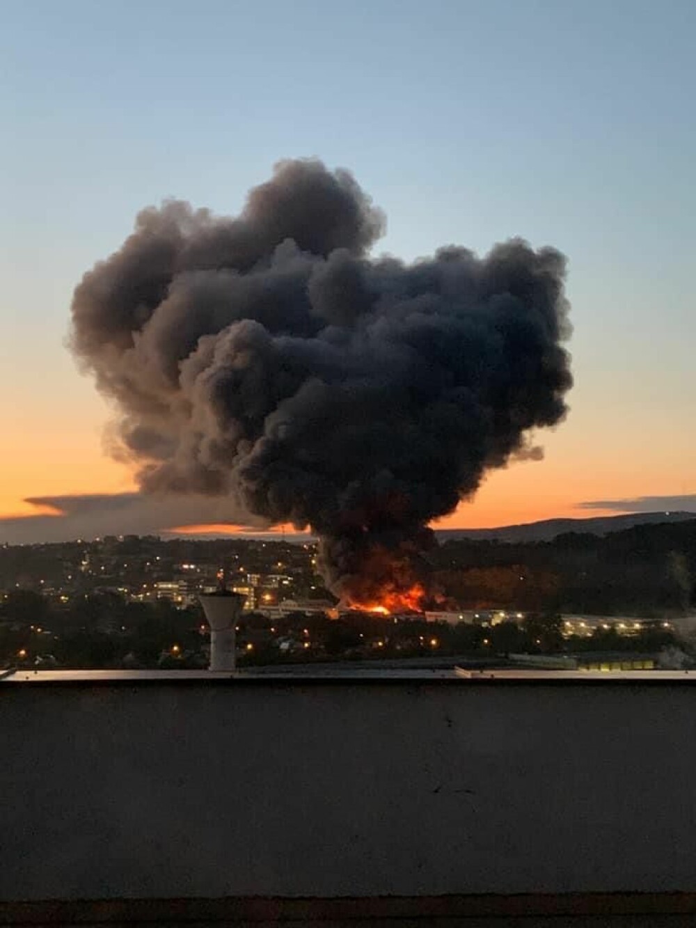 Incendiu violent la o hală din Cluj Napoca. Oamenii sunt rugați să stea în case și să închidă geamurile. GALERIE FOTO - Imaginea 2