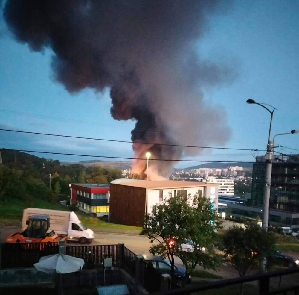 Incendiu violent la o hală din Cluj Napoca. Oamenii sunt rugați să stea în case și să închidă geamurile. GALERIE FOTO - Imaginea 1
