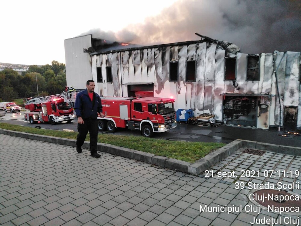 Incendiu violent la o hală din Cluj Napoca. Oamenii sunt rugați să stea în case și să închidă geamurile. GALERIE FOTO - Imaginea 6
