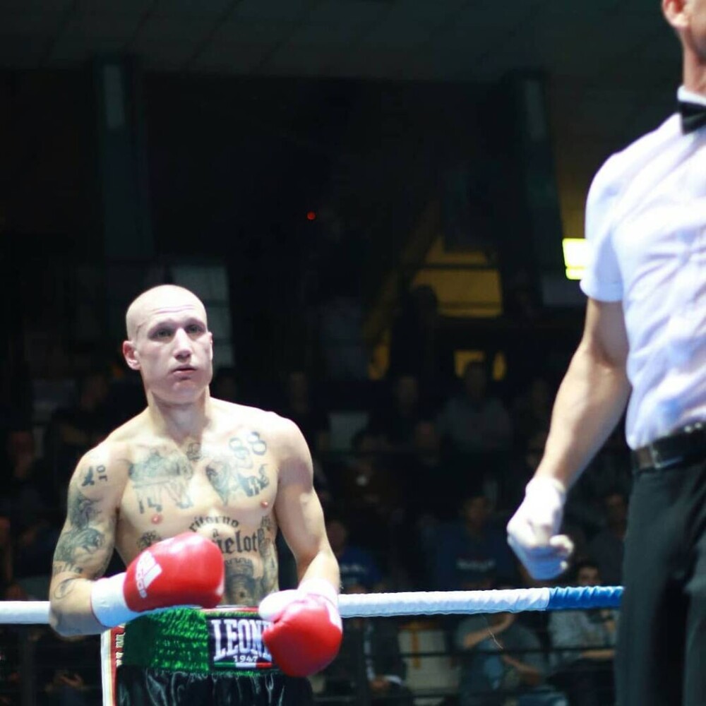 Un boxer italian a fost suspendat din cauza tatuajelor. Ce are desenat pe corp - Imaginea 2