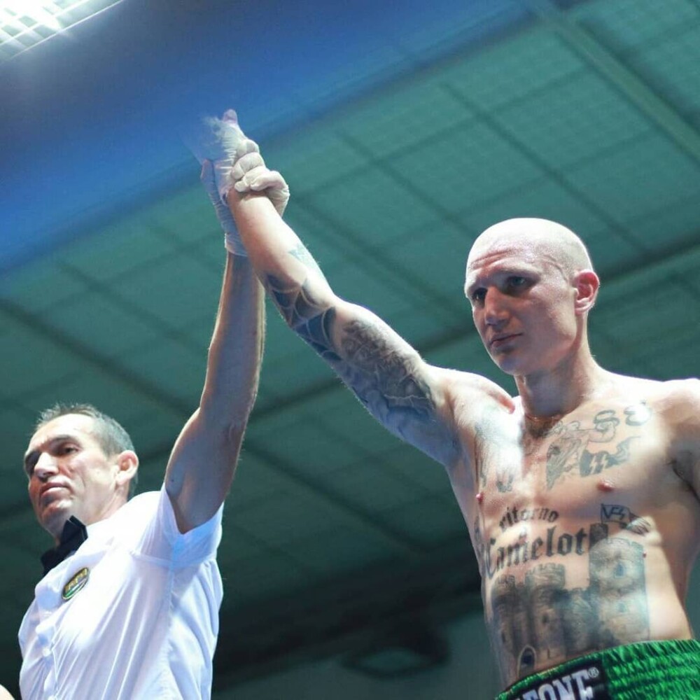 Un boxer italian a fost suspendat din cauza tatuajelor. Ce are desenat pe corp - Imaginea 3