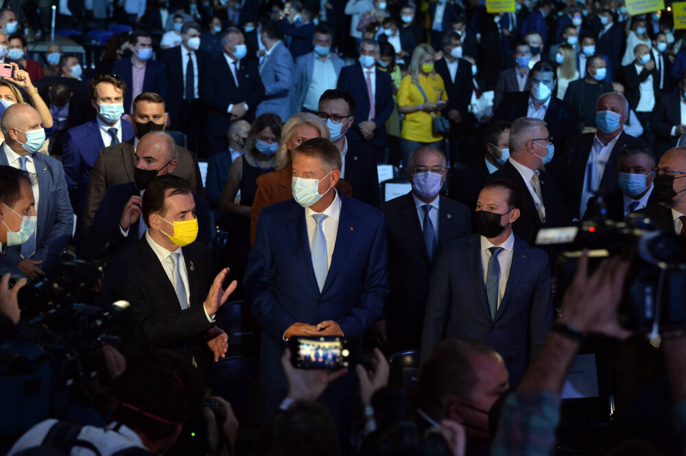 Președintele Iohannis, fără mască anti Covid-19 la congresul PNL cu 5000 de oameni - Imaginea 2