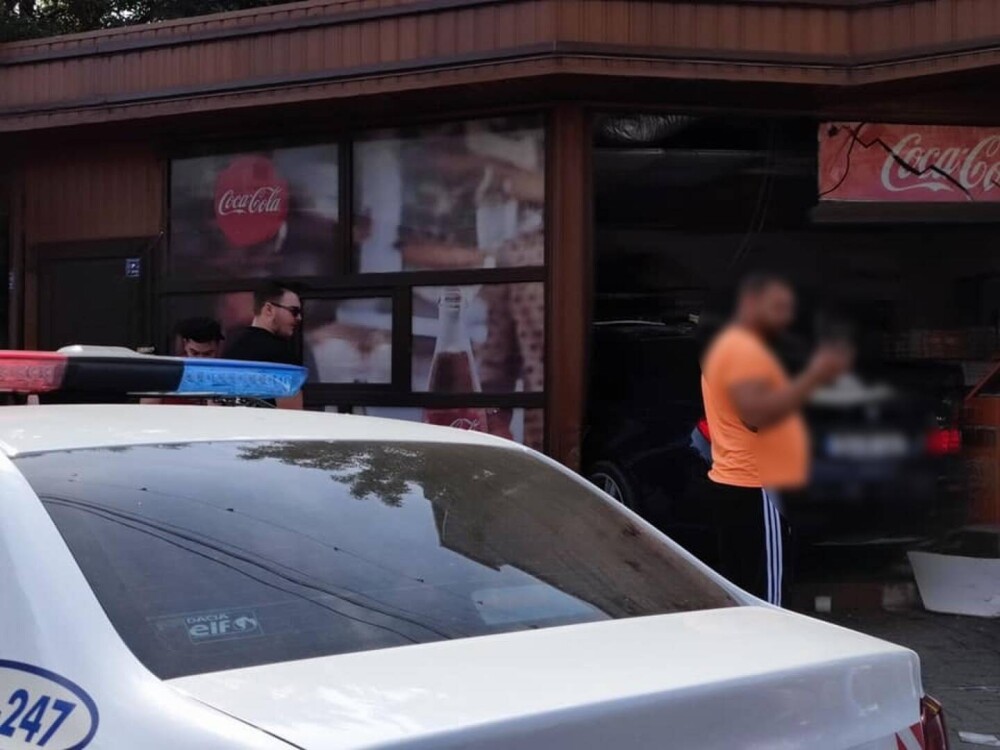 Un bărbat din Craiova a intrat cu mașina într-un magazin, după ce s-a ciocnit cu un TIR. VIDEO și GALERIE FOTO - Imaginea 5