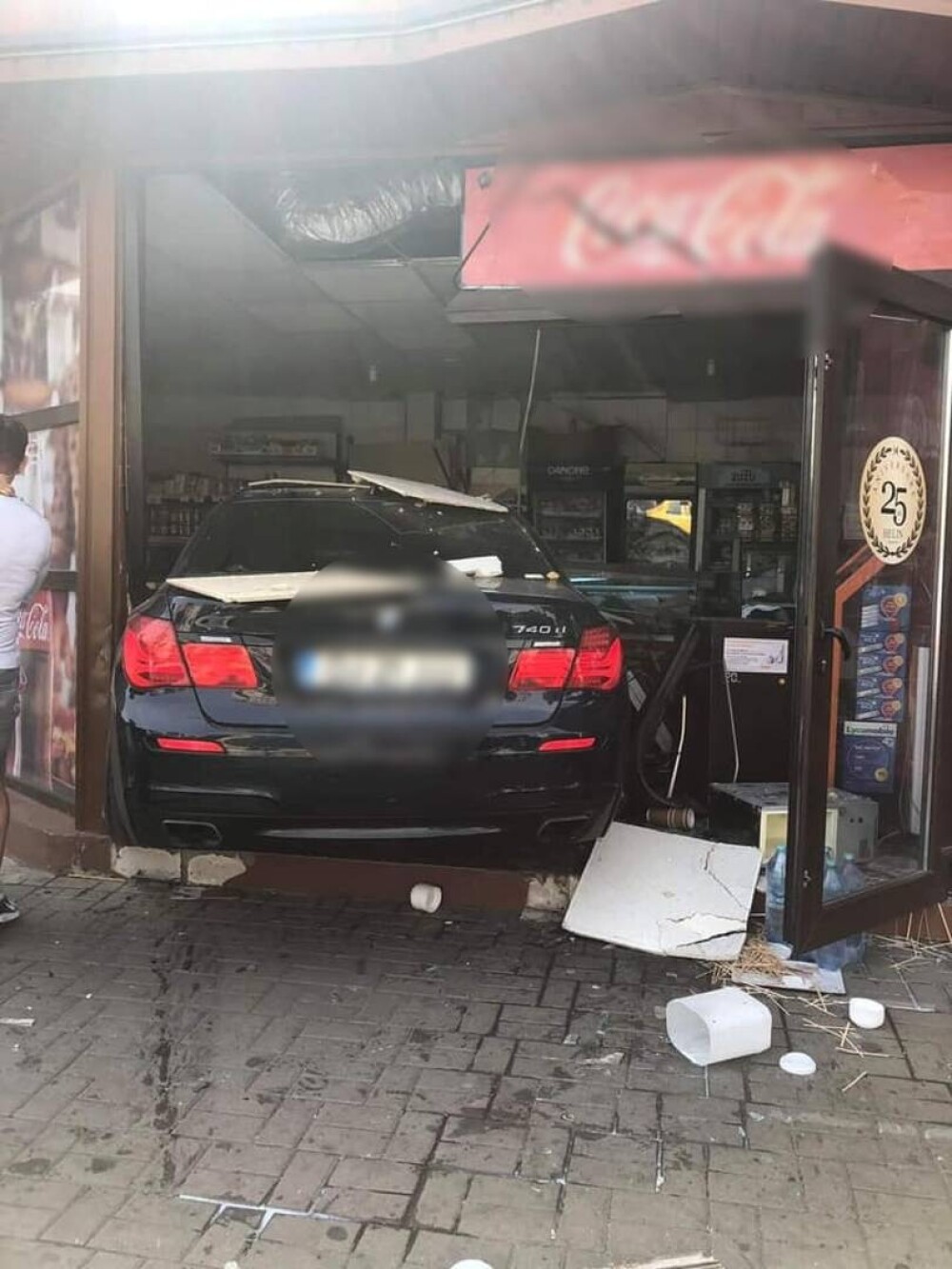 Un bărbat din Craiova a intrat cu mașina într-un magazin, după ce s-a ciocnit cu un TIR. VIDEO și GALERIE FOTO - Imaginea 2