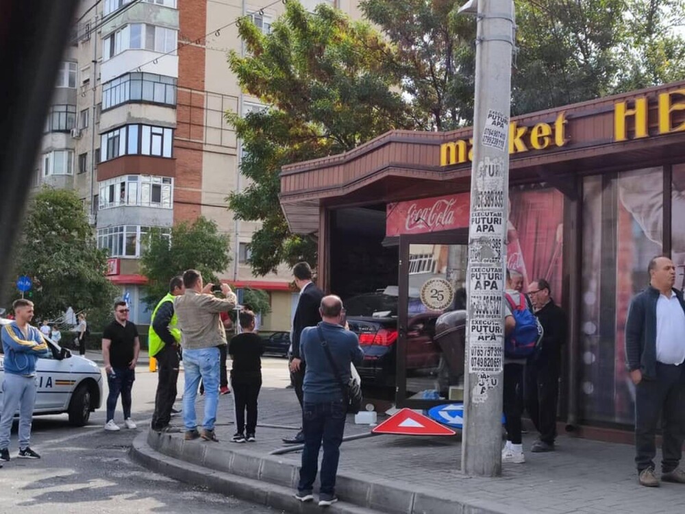 Un bărbat din Craiova a intrat cu mașina într-un magazin, după ce s-a ciocnit cu un TIR. VIDEO și GALERIE FOTO - Imaginea 1
