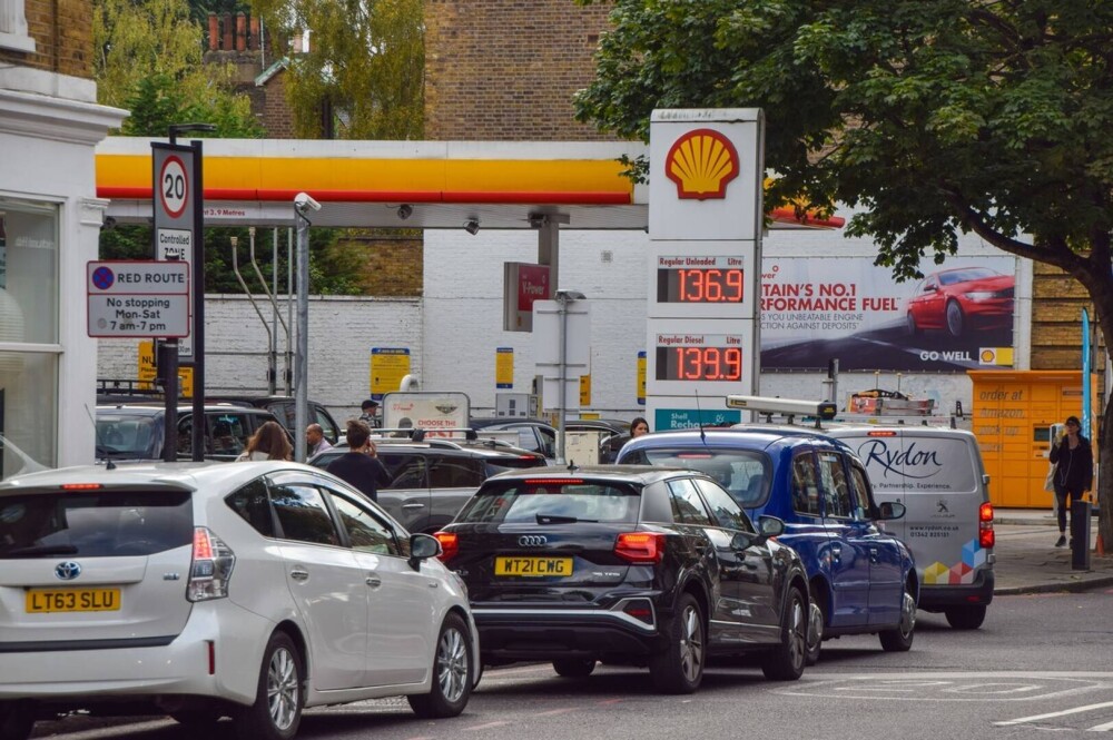 Benzina a început să fie distribuită cu rația în UK. Cozi uriașe la pompe. FOTO - Imaginea 2
