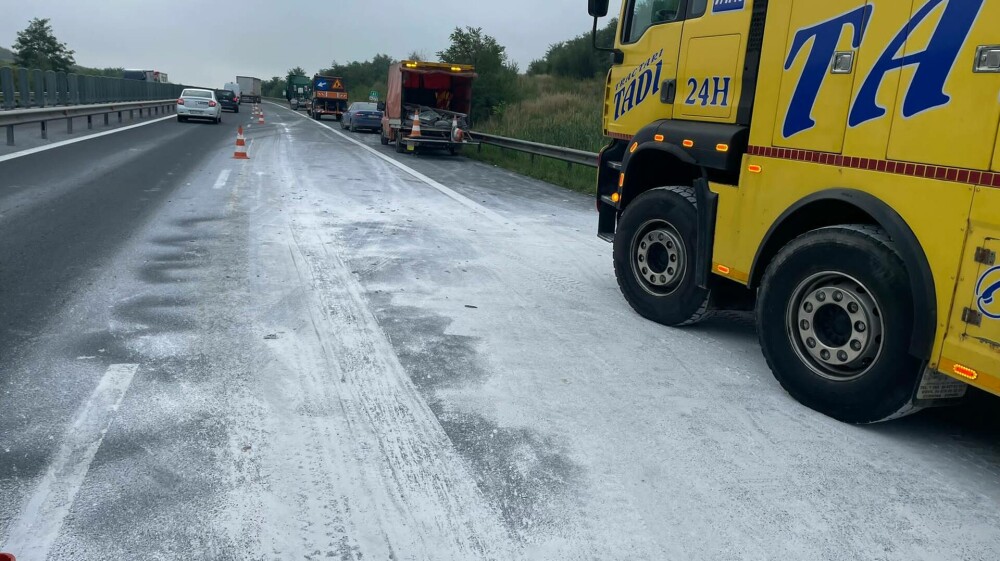 Două TIR-uri s-au tamponat pe A1. Unul dintre acestea era încărcat cu praf de glet | GALERIE FOTO - Imaginea 3