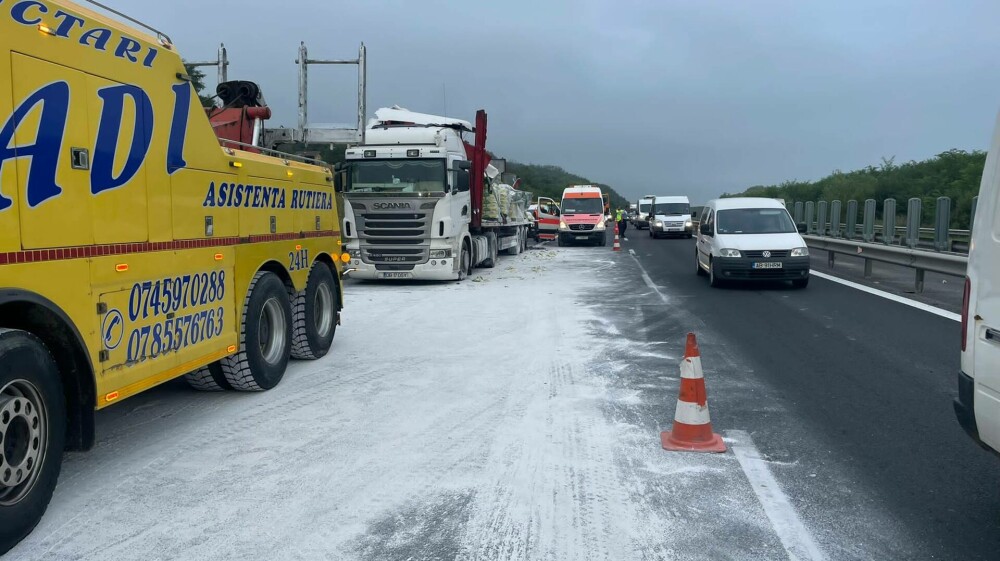 Două TIR-uri s-au tamponat pe A1. Unul dintre acestea era încărcat cu praf de glet | GALERIE FOTO - Imaginea 4