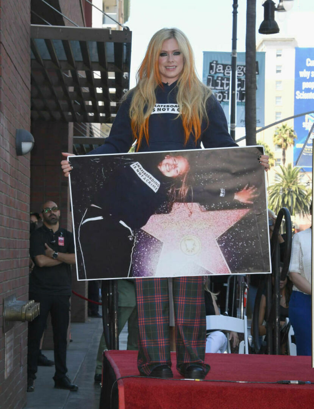 Avril Lavigne a primit o stea pe Walk of Fame din Hollywood. Modul inedit în care s-a bucurat artista. GALERIE FOTO - Imaginea 7
