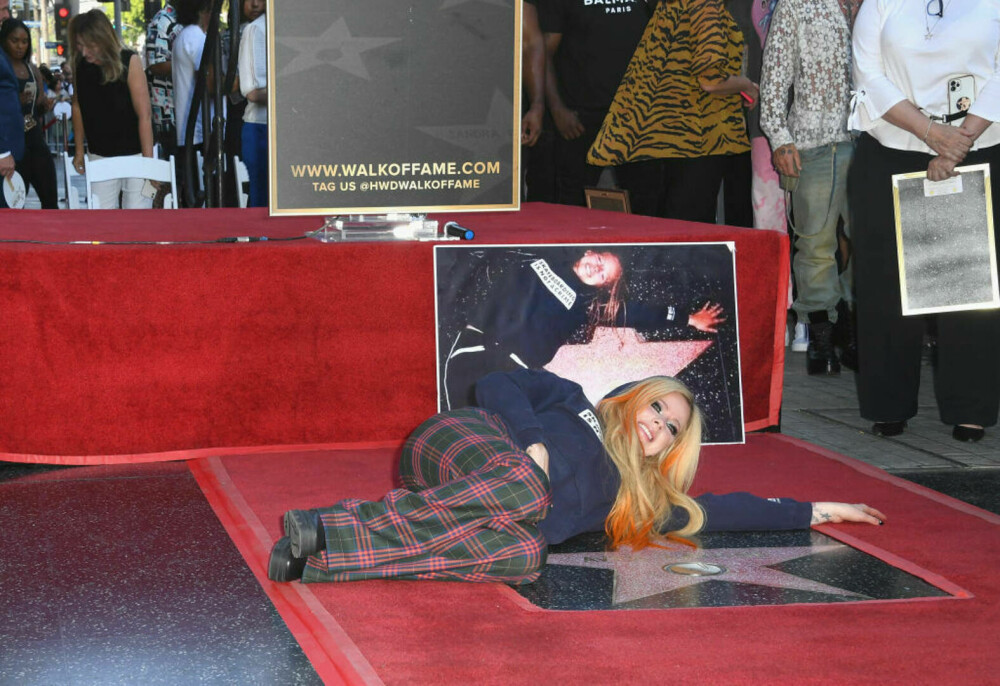 Avril Lavigne a primit o stea pe Walk of Fame din Hollywood. Modul inedit în care s-a bucurat artista. GALERIE FOTO - Imaginea 3