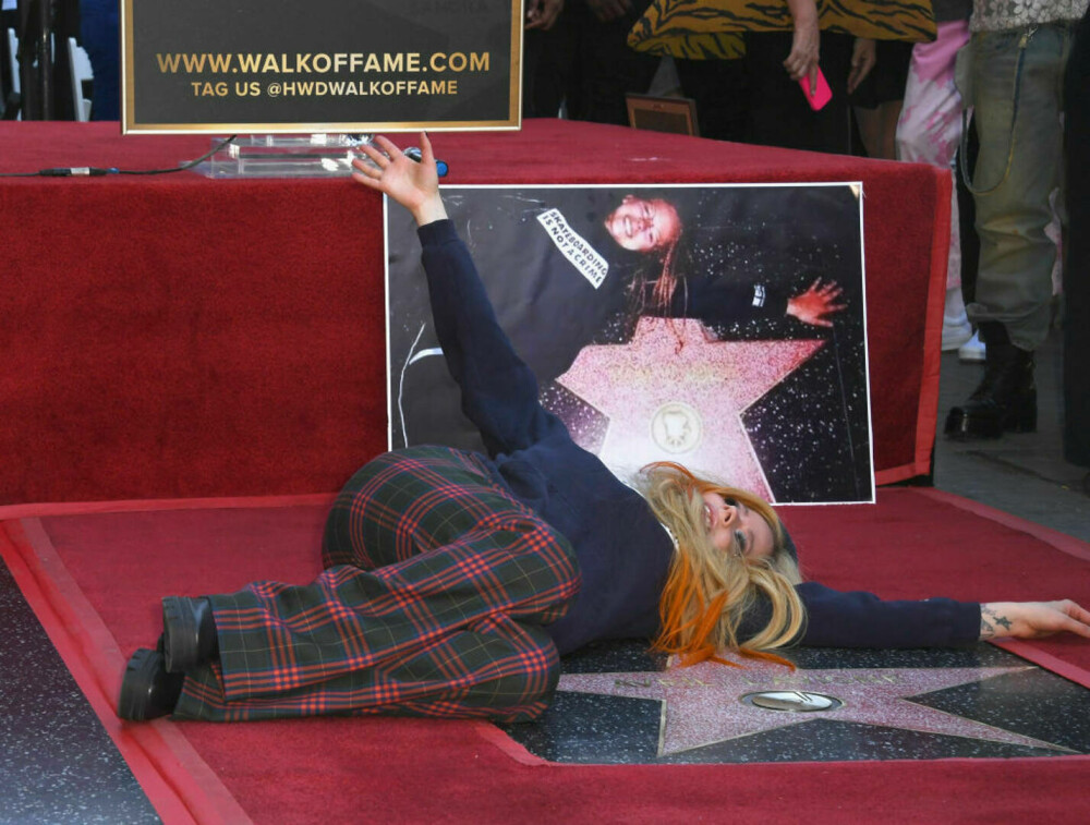 Avril Lavigne a primit o stea pe Walk of Fame din Hollywood. Modul inedit în care s-a bucurat artista. GALERIE FOTO - Imaginea 4