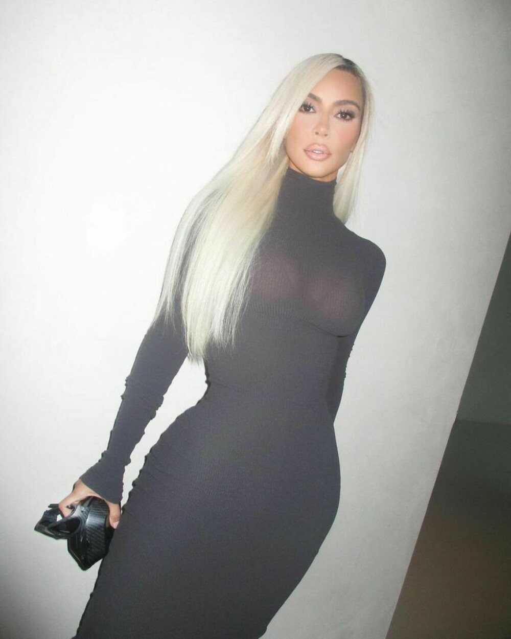 Kim Kardashian a gafat din nou. Cum și-a modificat vedeta cea mai recentă poză în Photoshop. FOTO - Imaginea 6