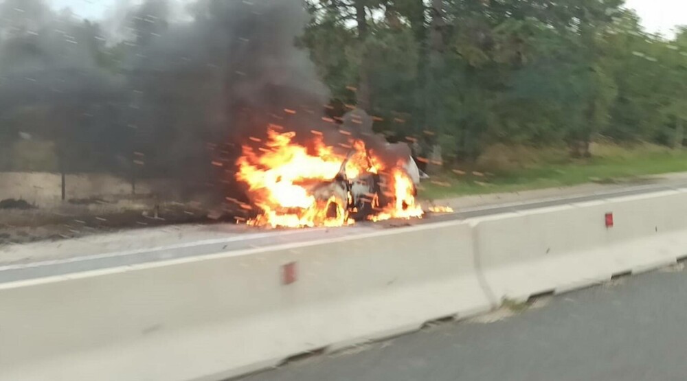 Incendiu violent pe DN1. Un autoturism a ars complet, după ce a luat foc în trafic | FOTO - Imaginea 1