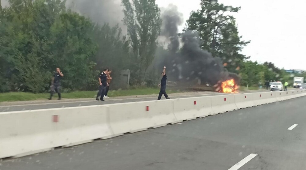Incendiu violent pe DN1. Un autoturism a ars complet, după ce a luat foc în trafic | FOTO - Imaginea 2