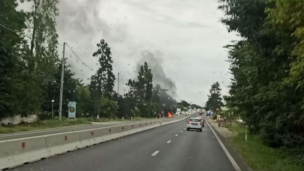 Incendiu violent pe DN1. Un autoturism a ars complet, după ce a luat foc în trafic | FOTO - Imaginea 3