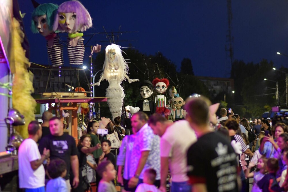 (P) A fost şi în acest an Festivalul „Puppets Occupy Street” Craiova – tărâmul poveştilor pline de culoare şi speranță - Imaginea 2