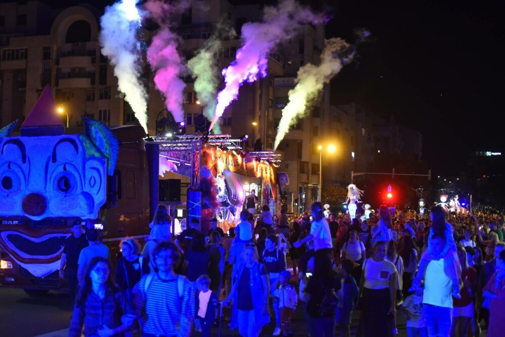 (P) A fost şi în acest an Festivalul „Puppets Occupy Street” Craiova – tărâmul poveştilor pline de culoare şi speranță - Imaginea 1