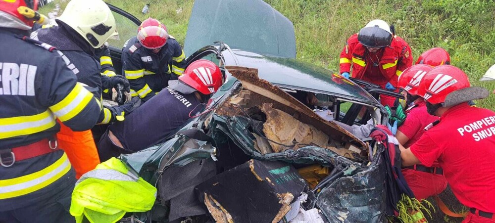 Accident între o mașină și un TIR, în Caraș-Severin. Două persoane au fost rănite | GALERIE FOTO - Imaginea 3