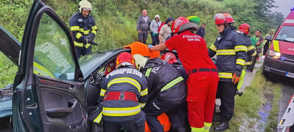 Accident între o mașină și un TIR, în Caraș-Severin. Două persoane au fost rănite | GALERIE FOTO - Imaginea 2
