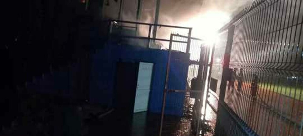 Stadionul din Slobozia a luat foc după ce a fost lovit de trăsnet. A ars tribuna oficială - Imaginea 1