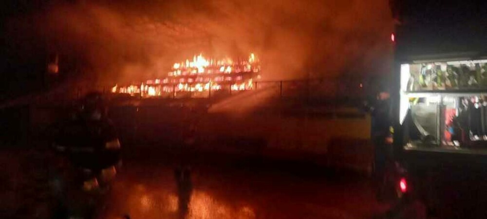 Stadionul din Slobozia a luat foc după ce a fost lovit de trăsnet. A ars tribuna oficială - Imaginea 2