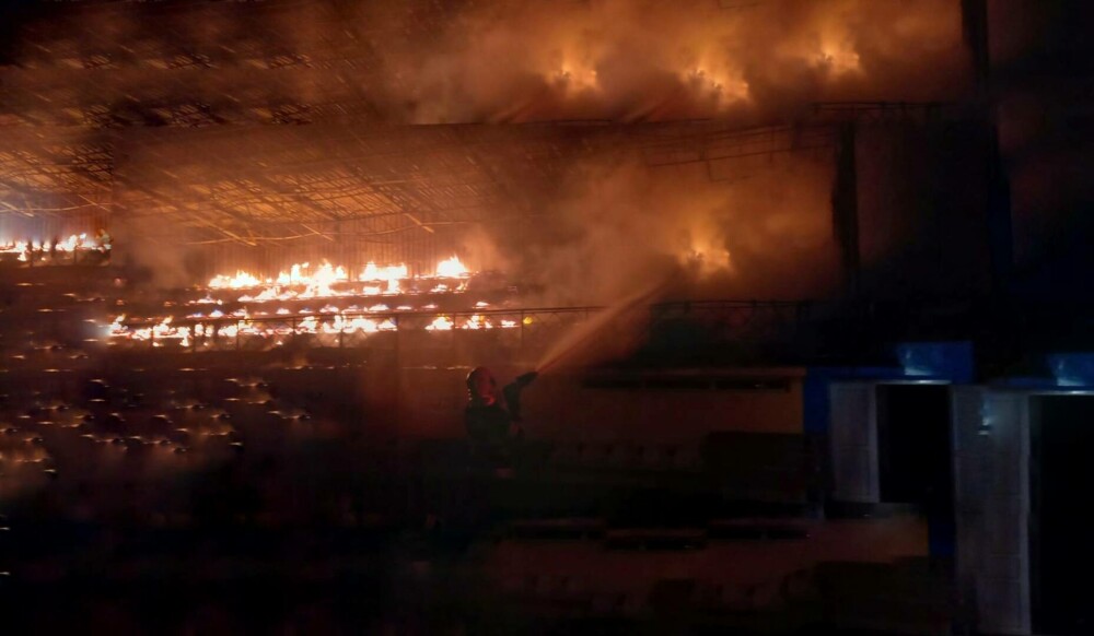 Stadionul din Slobozia a luat foc după ce a fost lovit de trăsnet. A ars tribuna oficială - Imaginea 3