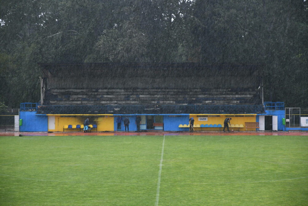 Stadionul din Slobozia a luat foc după ce a fost lovit de trăsnet. A ars tribuna oficială - Imaginea 5