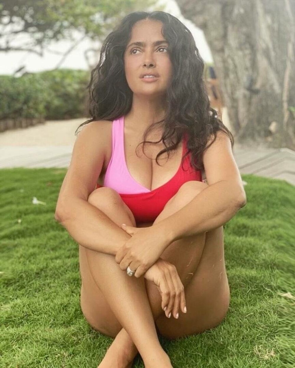 Salma Hayek, petrecere în costum de baie la împlinirea a 56 de ani | GALERIE FOTO - Imaginea 9