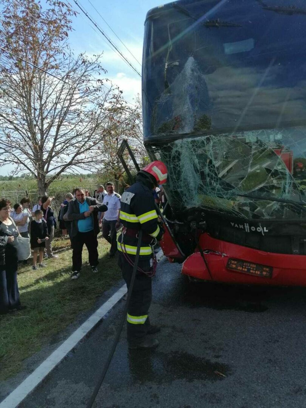 Autocar cu 52 de persoane, implicat într-un accident în Vaslui. O femeie a primit îngrijiri medicale | GALERIE FOTO - Imaginea 5