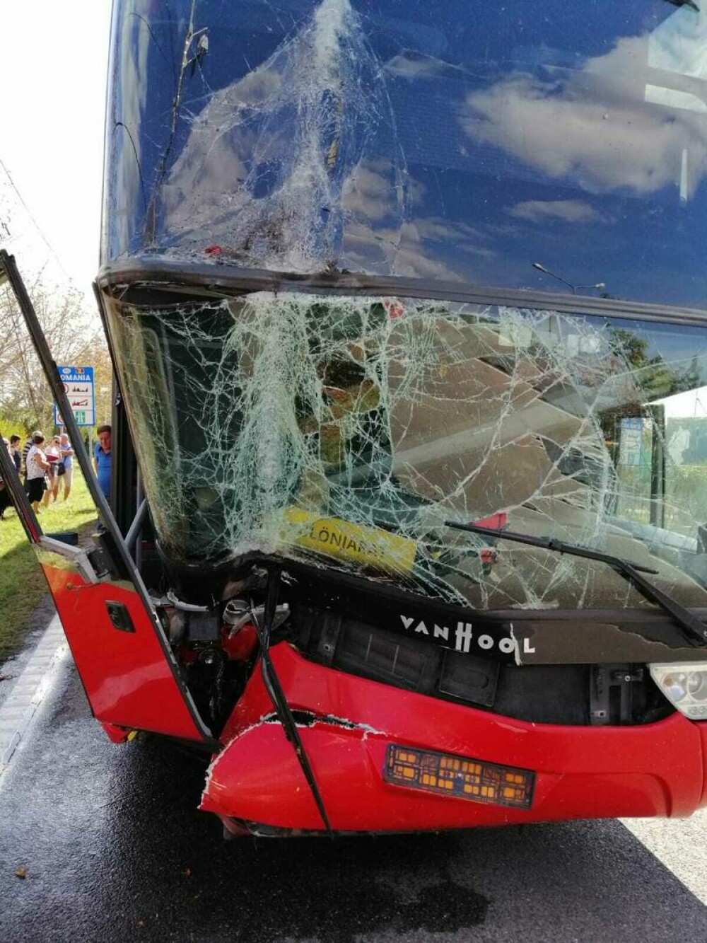 Autocar cu 52 de persoane, implicat într-un accident în Vaslui. O femeie a primit îngrijiri medicale | GALERIE FOTO - Imaginea 2
